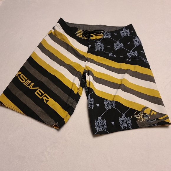 QUIKSILVER BOARD SHORTS LIKE NEW - Picture 2 of 8